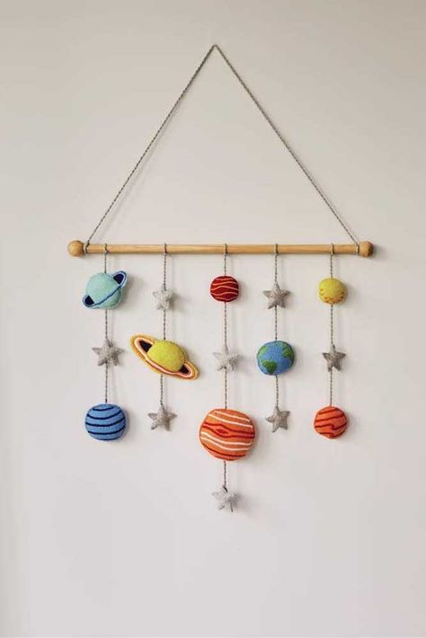 Kids Wall Hanging, Hanging Craft Ideas, Felt Wall Hanging, Hanging Craft, Hanging Home Decor, Fabric Wall Hanging, Wall Hanging Crafts, Wall Hanging Diy, Baby Diy