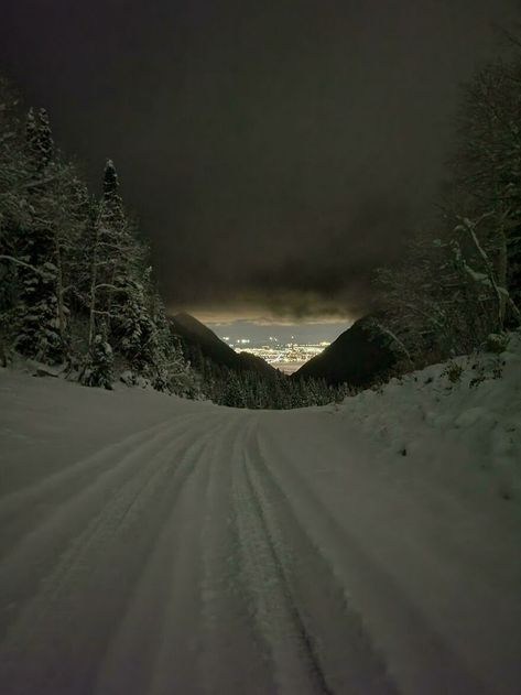 Misery Stephen King, Patrick Watson, Mount Washington, Liminal Spaces, I Love Winter, Winter Scenery, Winter Aesthetic, Pretty Places, Dark Aesthetic