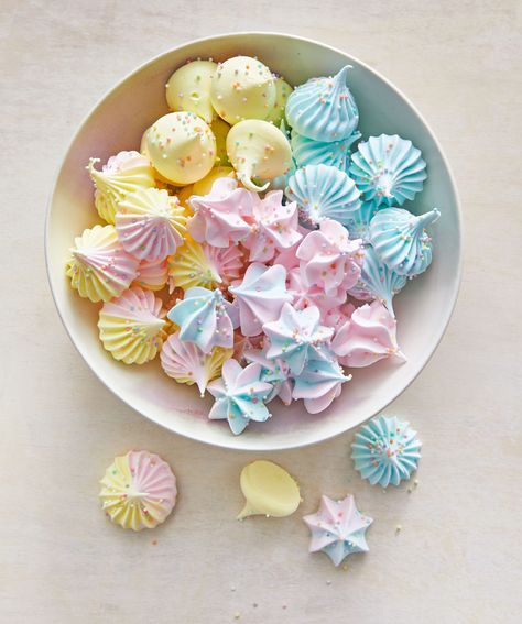 The Best Meringue Recipes To Dazzle Every Dinner Party Best Meringue Recipe, Mini Easter Desserts, Basic Meringue Recipe, Bowl Desserts, Mini Meringues, Carrot Cake Bars, Chocolate Meringue, Meringue Kisses, Meringue Recipe