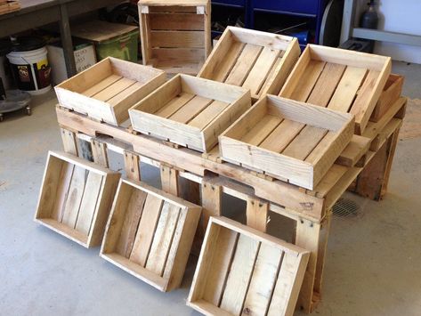 Wood crates & bins for farmer’s market and vegetable storage / transport Favor Display, Farmers Market Stand, Pallet Display, Farmers Market Display, Produce Displays, Vegetable Stand, Grocery Store Design, Deco Champetre, Craft Fairs Booth