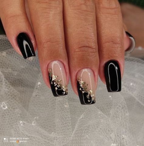 Black And Gold Nails Classy, Nail Art Design Black And Gold, Black Nails For A Wedding, Black And Nails Gold, Vegas Acrylic Nails Ideas, Black And Gold Nails Short Simple, Gel Nails Black And Gold, Black And Gold Acrylic Nails Short, Black And Gold Nail Inspo Short