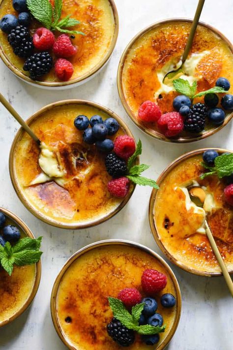 Creme Brulee Flavors, Elegant Christmas Dessert, Vanilla Bean Creme Brulee, Coffee Creme Brulee, Creme Brulee Recipe Easy, Baked Ham With Pineapple, Creme Brulee Desserts, Chocolate Creme Brulee, Pumpkin Creme Brulee