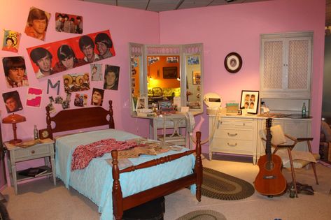 60s Inspired Bedroom, 60s Room Aesthetic, 60s Bedroom Aesthetic, Bedroom 60s, Girls Bedroom Inspiration, 60s Room, 1960s Bedroom, 60s Bedroom Decor, 60s Bedroom