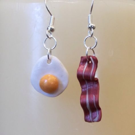 Adorable Handmade Bacon And Egg Earrings. Sterling Silver Plated Ear Wires. * Boutique Clay Earrings Animals, Cute Weird Earrings, Food Earrings Clay, Funky Earrings Diy, Weird Earrings Aesthetic, Bacon Earrings, Funky Clay Earrings, Wacky Earrings, Clay Earrings Ideas