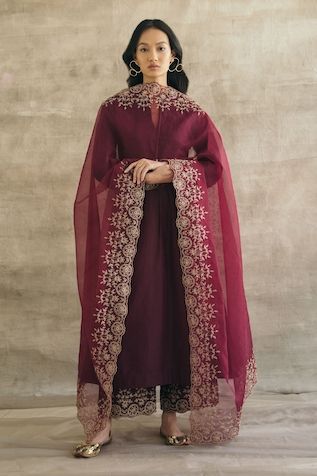 Buy Pink Chanderi Round Kurta Set For Women by Ajiesh Oberoi Online at Aza Fashions. Sureena Chowdhri, Velvet Kurta, Maharani Designer Boutique, Kurta Palazzo Set, Pakistani Fancy Dresses, Pakistani Fashion Party Wear, Salwar Kamiz, Indian Dresses Traditional, Traditional Indian Outfits