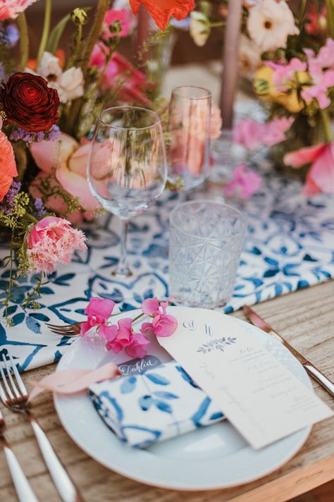 Summer Wedding Design, Bright Garden Wedding, Summer Table Scape, Summer Table Settings Outdoor, Mamma Mia Wedding Aesthetic, Bright Tablescape, Summer Evening Wedding, Colorful Beach Wedding, Summer Wedding Aesthetic