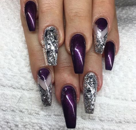 This nail art is gorgeous in purple #unas #nails #nailart Purple Nail Art, Purple Nail Designs, Glam Nails, Fabulous Nails, Glitter Nail Art, Coffin Nails Designs, Beautiful Nail Art, Bling Nails, Cool Nail Designs