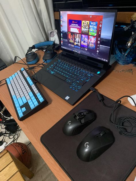 Laptop Desktop Setup, Laptop Setup Ideas, Pc Set Up, Set Up Pc, Gaming Laptop Setup, Small Room Setup, Laptop Setup, Laptop Gaming Setup, Setup Pc