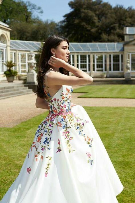 Mexican Wedding Dress, Embroidered Wedding Dress, Boda Mexicana, Rainbow Wedding, Floral Wedding Dress, Fashion Gowns, Traditional Wedding Dresses, Mexican Wedding, Nontraditional Wedding