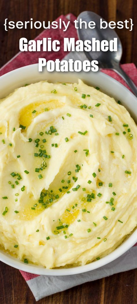 Creamy Garlic Mashed Potatoes are the ultimate side dish paired with Roast Turkey and Gravy. This simple side dish is easy to prepare and it's the most flavorful garlic mashed potato recipe. Mashed Recipes, Sides Potatoes, Best Garlic Mashed Potatoes, Sour Cream Mashed Potatoes, Dish Sides, Creamy Mashed Potatoes Recipe, Creamy Garlic Mashed Potatoes, Garlic Mashed Potatoes Recipe, Perfect Mashed Potatoes