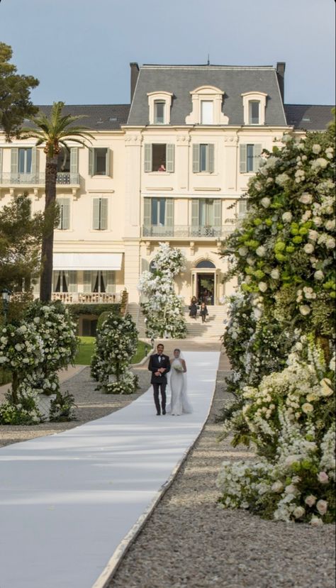 #floralarrangements#sofiarichiewedding #wedding #elliotgrainge #southoffrance #sofiarichie Sofia Richie And Elliot Grainge, Sofia Richie And Elliot, Beauty And The Beast Wedding Dresses, Elliot Grainge, Beauty And The Beast Wedding, French Chateau Wedding, Dream Wedding Venues, Wedding Money, Chateau Wedding