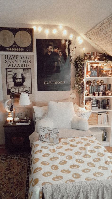 Room Ideas Twilight, Cozy Bookish Bedroom Aesthetic, Bookshelf Beside Bed, Cozy Harry Potter Room, Fall Themed Bedroom Ideas, London Room Aesthetic, Twilight Bedroom Ideas, Evermore Room Aesthetic, Marauders Bedroom Aesthetic