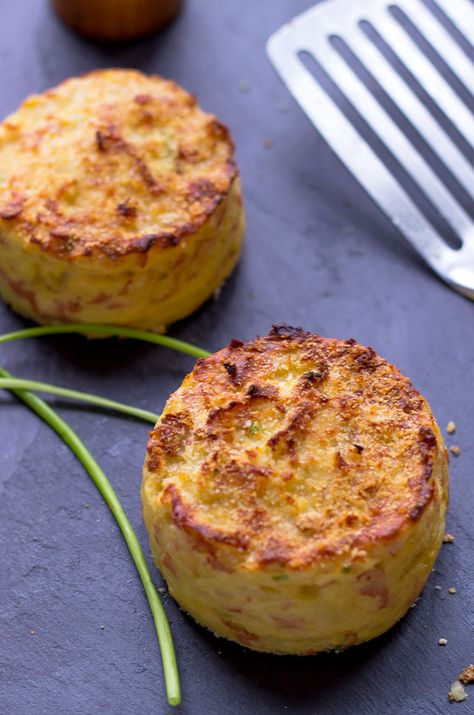 Healthier than pan fried potato patties, these ham and chive potato cakes are baked in oven for a result that is crisp in the outside and melting in the inside. eatwell101.com Baked Potato Cakes, Baked Mashed Potato Cakes, Fried Potato Patties, Mashed Potato Cake Recipe, Oven Baked Potato, Baked Mashed Potatoes, Cook Potatoes, Potato Cakes Recipe, Mashed Potato Cakes