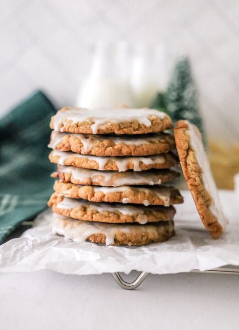 Old fashioned Iced Oatmeal Cookies Oatmeal Cookie Icing, Oatmeal Icebox Cookies, Iced Oatmeal Cookie Recipe, Oatmeal Cookies Recipes, Old Fashioned Oatmeal Cookies, Iced Oatmeal Cookies, Icebox Cookies, Classic Cookies Recipes, Easy Christmas Cookie Recipes