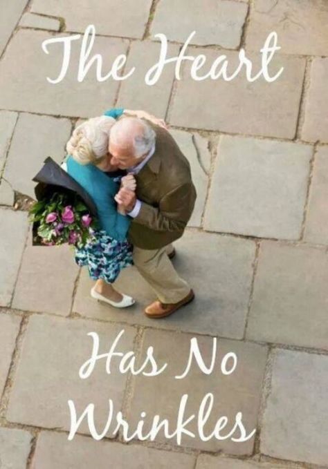 Has No Wrinkles Hug Aesthetic, Ja I Ty, Older Couple, Growing Old Together, Old Couples, Old Love, Young At Heart, Old Age, This Is Love