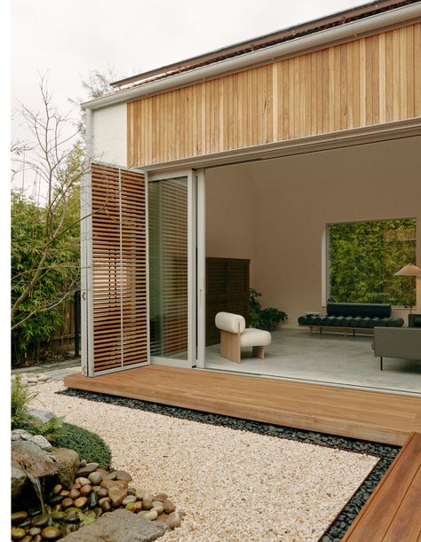 Architecture Courtyard, Japanese Motifs, Japanese Countryside, Timber Screens, Minimalist Japanese, Timber Panelling, Storey Homes, Courtyard House, Japanese Architecture