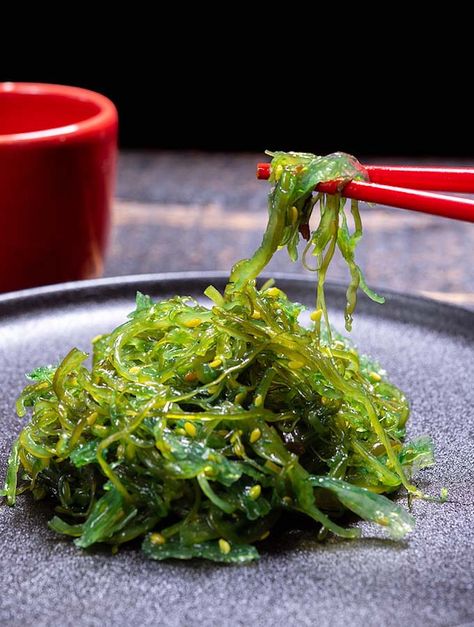 A Guide to Wakame (Sea Vegetable), with tips and recipes Sea Vegetables Recipes, Seaweed Meal Ideas, Pickled Seaweed, Seaweed Salad Recipe, Wakame Recipe, Wakame Salad Recipe, Seaweed Food, Foods With Seaweed, Japanese Vegetable Recipes