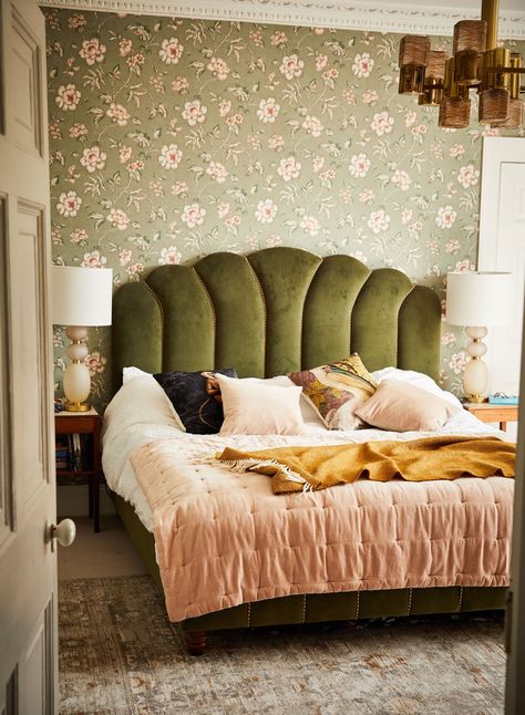 Green Headboard, Deco Bedroom, Pretty Bedroom, Vintage Bedroom, Dreamy Bedrooms, Bedroom Vintage, Bedroom Green, Room Aesthetic, Bedroom Inspo