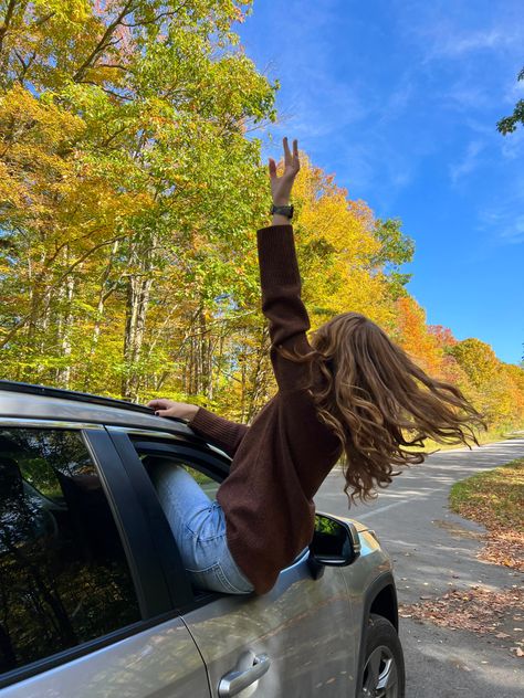 Cute Fall Selfies, Aesthetic Fall Pictures For Instagram, Fall Drive Aesthetic, Fall Photo Shoot Ideas For Women, Fall Mountain Pictures, Take Pictures Aesthetic, Fall Pic Ideas Instagram, Instagram Pic Ideas Aesthetic, Fall Pose Ideas