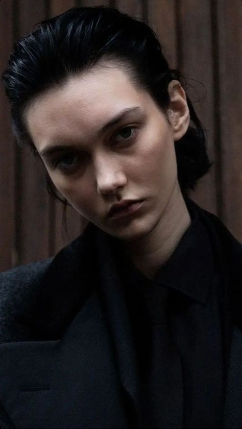 Max Mara, Black Hair, Fashion Show, Instagram Profile, Wall, Hair, On Instagram, Instagram, Black