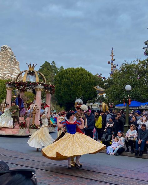 #disneyland#parade Pixar Fest Disneyland, Disney World Parade, Disneyland Parade, Disneyland Attractions, Disney Shows, 2025 Vision, Disneyland Paris, Walt Disney World, Pixar