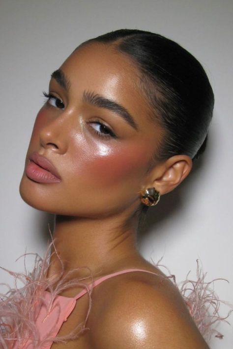 Glazed blush is here to dominate this year's makeup trends Check more at https://beautyfashionideas.com/makeup/glazed-blush-is-here-to-dominate-this-years-makeup-trends/ Rosy Natural Wedding Makeup, Pink Outfit Makeup, Natural Blush Makeup Look, Romantic Pink Makeup, Under Eye Blush Makeup, Wet Makeup Look Natural, Blush And Lips Makeup, Light Make Up Looks Natural Makeup, Pink Silver Makeup