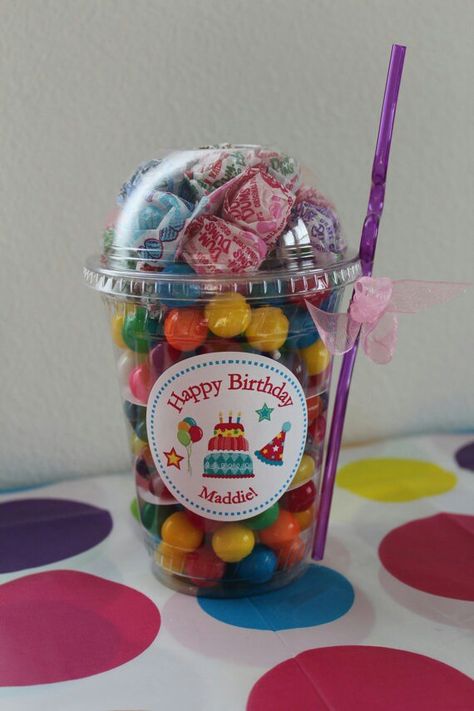 Ideas Para Cumpleaños, Cup Gift Set, Candy Land Birthday Party, Candy Bouquet Diy, Gifts Creative, Candyland Birthday, Candy Bouquet, Birthday Treats, Party Treats