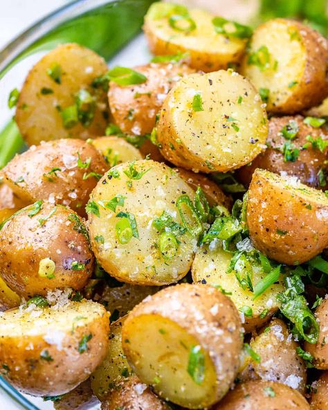 These easy garlic potatoes are made on the stovetop and ready in minutes! Seasoned with garlic, fresh herbs, onion powder, salt, and pepper, this delicious side dish is tasty and perfect with almost anything! Cinammon Recipes, Appetizer Squares, Ribbon Jello, Espresso Buttercream, Morning Buns, Antipasto Appetizer, Cake Brown, Brown Eyed Baker, Red Potato Recipes