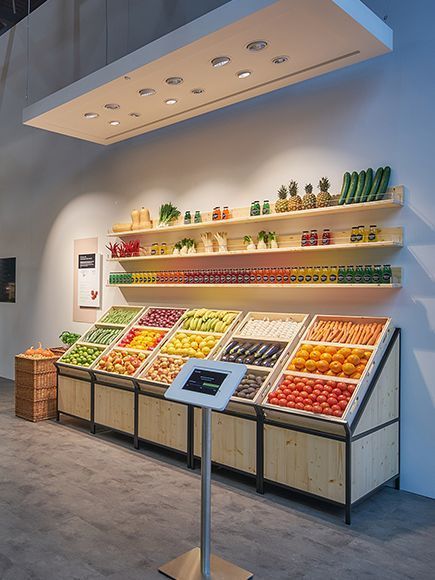 Supermarket Design Interior, Display Visual Merchandising, Juice Bar Design, Fruit And Veg Shop, Store Shelves Design, Display Retail, Vegetable Shop, Grocery Store Design, Desain Pantry