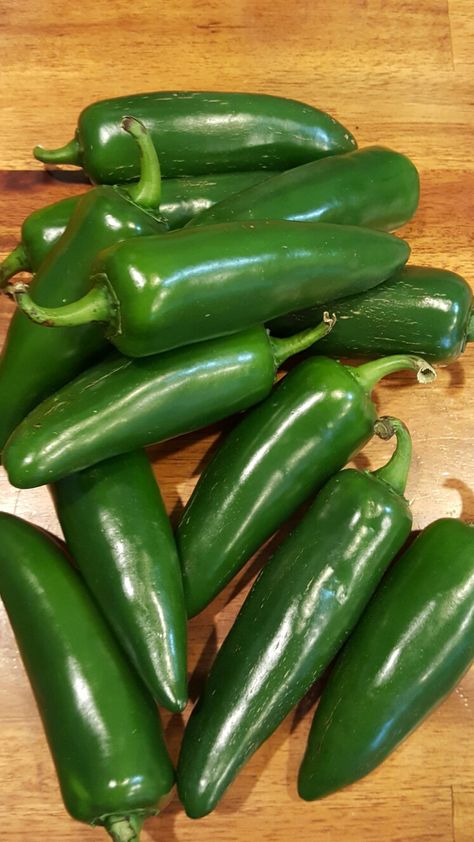 Jalapenos Fruits And Vegetables Pictures, Chile Jalapeño, Vegetable Pictures, Healthy Superfoods, Fun Card Games, Vegetable Basket, Fruit Garden, Salsa Recipe, Fruit Juice