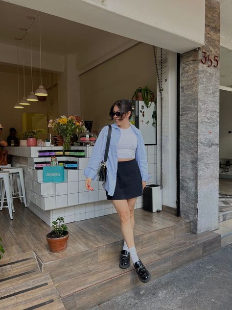 Mini Skirt With Shirt Outfit, Black Mini Shirt Outfit, Styling Blue Denim Skirt, Style Black Skirt Summer, Short Fitted Skirt Outfits, Denim Blue Skirt Outfit, Black Shoes Outfit Aesthetic, Black Skirt Blue Shirt, Spring Outfits Loafers