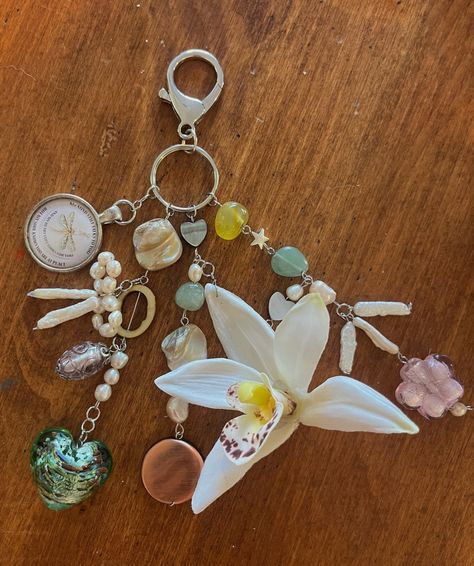 Keychains Aesthetic, Purse Charms Diy, Obsessed With Her, Inside My Bag, Purse Essentials, Backpack Keychains, One For All, Apple New, Writing Art