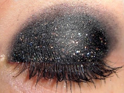 Sparkle Eyeshadow, Black Eye Makeup, Eyeshadow Glitter, Makeup Hacks Tutorials, Black Eyeshadow, Mineral Eyeshadow, Photoshoot Makeup, Mineral Makeup, Eye Makeup Tips