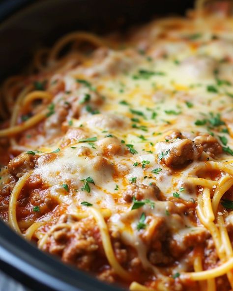 Spaghetti Slow Cooker, Crockpot Baked Spaghetti, Slow Cooker Kitchen, Crockpot Spaghetti, Baked Pasta Dishes, Million Dollar Spaghetti, Slow Cooker Pasta, Baked Pasta, Baked Spaghetti