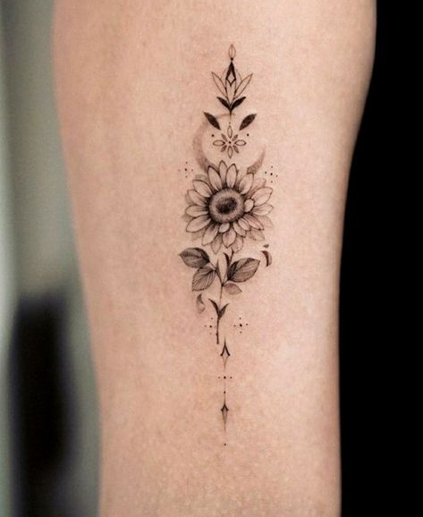 Sunflower Tattoo Black And White, Sunflower Tattoo Simple, Tattoos For Women Flowers, Inspiration Tattoos, Sunflower Tattoos, Tattoo Design Ideas, Sunflower Tattoo Design, Spine Tattoos, Subtle Tattoos