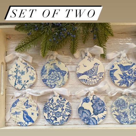 Chinoseries Art Blue, Toile Christmas Tree, Chinoiserie Christmas Ornaments, Blue And White Ornaments, Diy Decoupage Christmas Ornaments, Decoupage Christmas Ornaments, Diy Chinoiserie, Chinoiserie Christmas Tree, Decoupage Ornaments