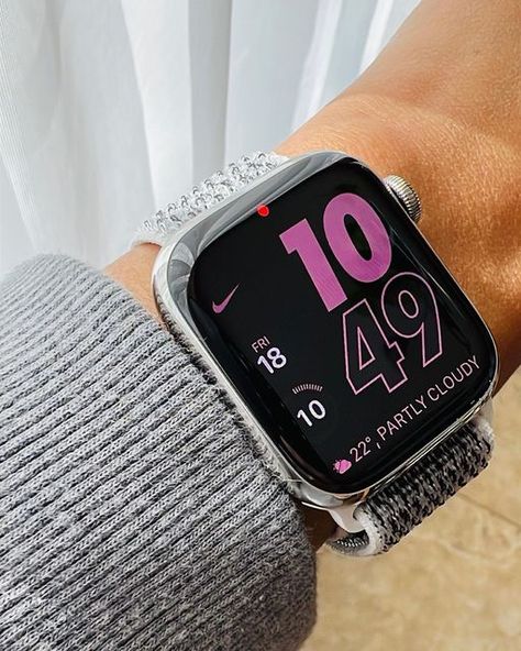 Apple Watch Nike Sport Loop, Aesthetic Apple Watch Face, Apple Watch Faces Aesthetic, Nike Apple Watch, Apple Watch Black, Digital Face, Rings Workout, Apple Watch Design, Watch Aesthetic