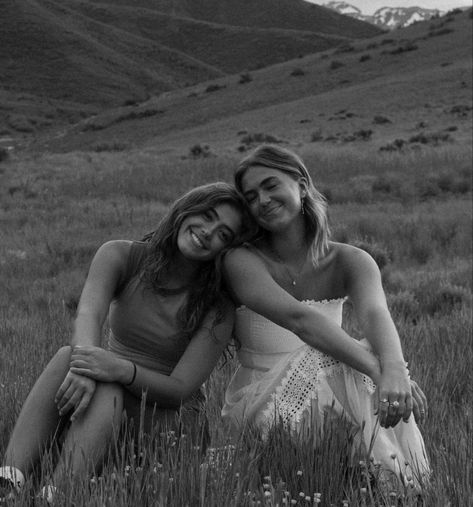 Mother Day Photo, Friend Senior Pictures, Aesthetic Mother, Summer Photoshoot Ideas, Senior Photoshoot Poses, Sisters Photoshoot Poses, Senior Photography Poses, Sister Poses, Friendship Photoshoot