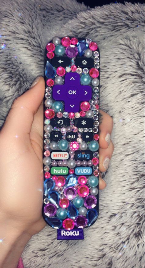 Rhinestone Roku remote control. Bedazzled Things To Do When Bored At Home Crafts, Bedazzler Ideas, Y2k Diy Crafts, Bedazzler Ideas Diy, Rhinestoning Things, Bedazzle Ideas, Badazel Things, Projects For Teenagers, Rhinestoned Things