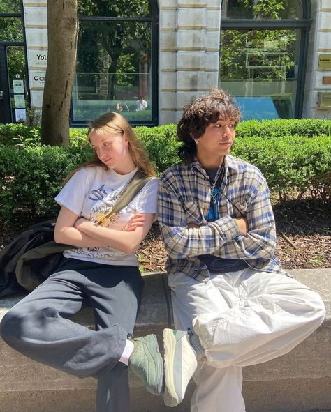 Couple Photo Ideas Outdoor, Street Couple Aesthetic, Pose For Duo, Duo Poses Friends, Streetwear Fashion Couple, Couple Outfits Streetwear, Duo Photo Ideas, Cute Friend Poses, Duo Poses