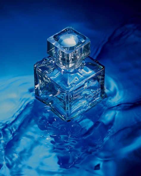 Fragrance with water effect Dj Branding, Photography Gcse, Night Anime, Blue Perfume, Perfume Photography, Water Photography, Gcse Art, Stay Night, Blue Abstract