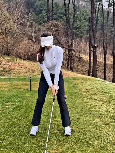 Cute Winter Golf Outfits, Golf Course Worker Outfit, Outfits For Golf For Women, Cold Golf Outfit Women Winter, Chilly Golf Outfit Women, Golf Business Outfit, Golfing Outfits For Women Winter, Cute Golf Outfits Women Winter, Cute Golf Outfits Women Pants