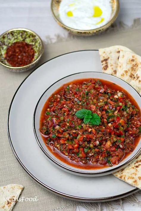 acili ezme, Turkish tomato and pepper salad on a small side plate, sitting on a larger plate, with bread and yoghurt Ezme Recipe, Mezze Table, Red Pepper Salad, Turkish Salad, Homemade Chilli, Salad With Tomatoes, Homemade Chipotle, Pepper Salad, Salad Recipes Healthy Easy