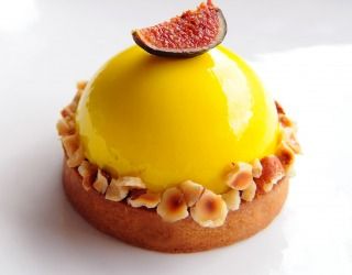 Recette - Tarte corse citron, châtaigne et figues | Notée 4/5 French Pastries, Plated Desserts, French Patisserie, Gourmet Desserts, French Desserts, Pastry Art, Lemon Tart, Fancy Desserts, White Plate