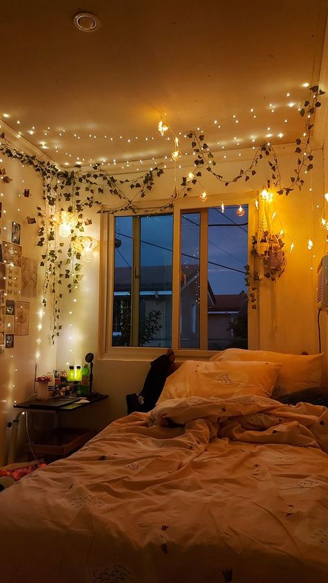 A comfy looking, aesthetic bedroom, with fairy lights and vines along the ceiling and walls. Perfect sleep room for teenagers. Fairy Lights Room, Cozy Bedroom Lighting, String Lights In The Bedroom, Comfy Bedroom, Fairy Lights Bedroom, Redecorate Bedroom, Cozy Room Decor, Dreamy Room, Room Makeover Bedroom