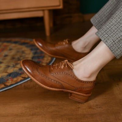 Oxford Shoes Heels, Leather Brogues, Oxford Flats, Khaki Fashion, Oxford Heels, Brogue Shoes, Pointed Toe Heels, Shoes Woman, Tie Shoes