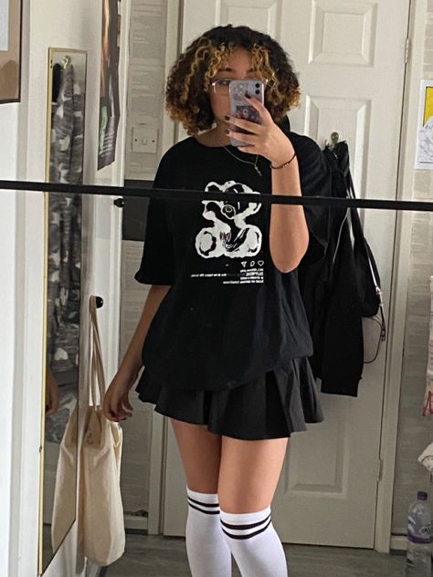 Skirt T Shirt Outfit Casual, Skater Dress Outfit Summer, Black T Shirt And Skirt Outfit, Black Skirt Shirt Outfit, Oversized Shirt As A Dress, Cute Oversized Tshirt Outfit, Black Skirt Outfit Inspo Aesthetic, Black Skirt With Oversized Shirt, Retro Oversized Outfit