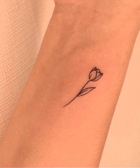 Tulip Mehndi Designs, Tiny Tulip Tattoo, Small Tulip Tattoo, Tattoo Ideas Flower, Tulip Tattoos, Small Flower Design, Tato Minimal, Basic Tattoos, Tulip Tattoo