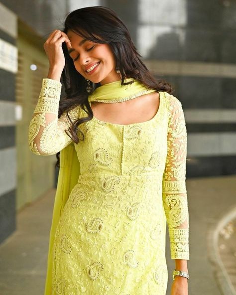 Mugdha Chaphekar, Dress Designs For Stitching, Kurtis Design, Stylish Kurtis, Simple Kurta, Designer Anarkali Dresses, Stylish Kurtis Design, Kumkum Bhagya, Simple Frocks