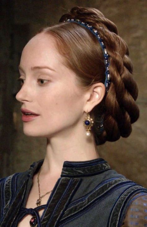 The Borgias Giulia, Medieval Hairstyles Straight Hair, Lotte Verbeek The Borgias, Medieval Queen Hairstyles, Fantasy Queen Hairstyles, Traditional Austrian Hairstyles, 1500 Hairstyles, Giulia Farnese The Borgias, Queen Hairstyles Medieval